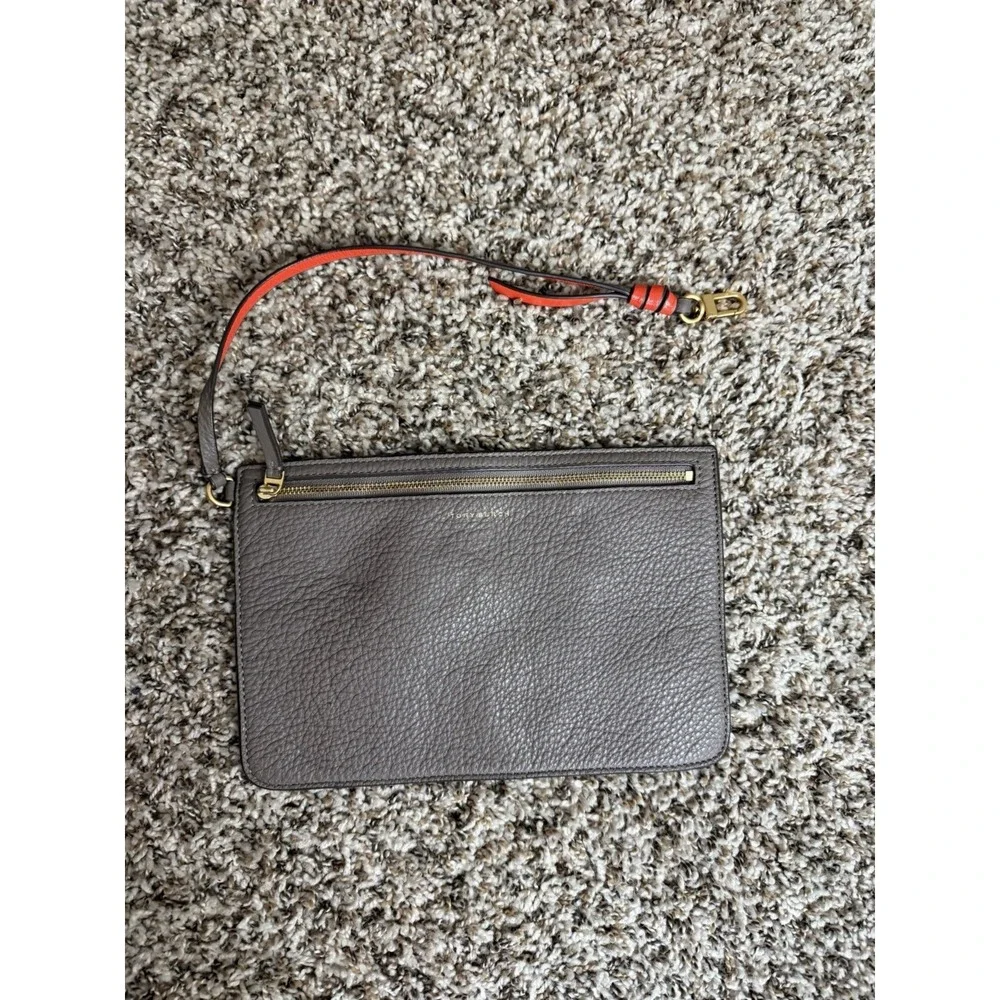 Tory Burch Chelsea pebbled leather wristlet in gray with gold-tone‎ Logo